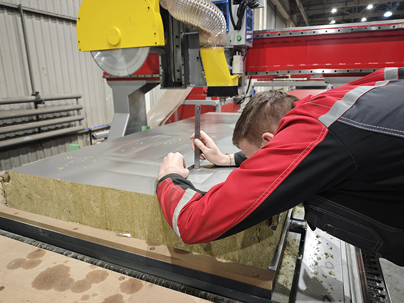 1761110011118088.jpg 岩棉切割4.jpg